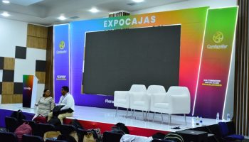 ESCENARIO CON ILUMINACIÓN LED-min