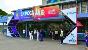 PÓRTICO FERIA CAJAS DE COMPENSACIÓN CON FORMAS CREATIVAS-min